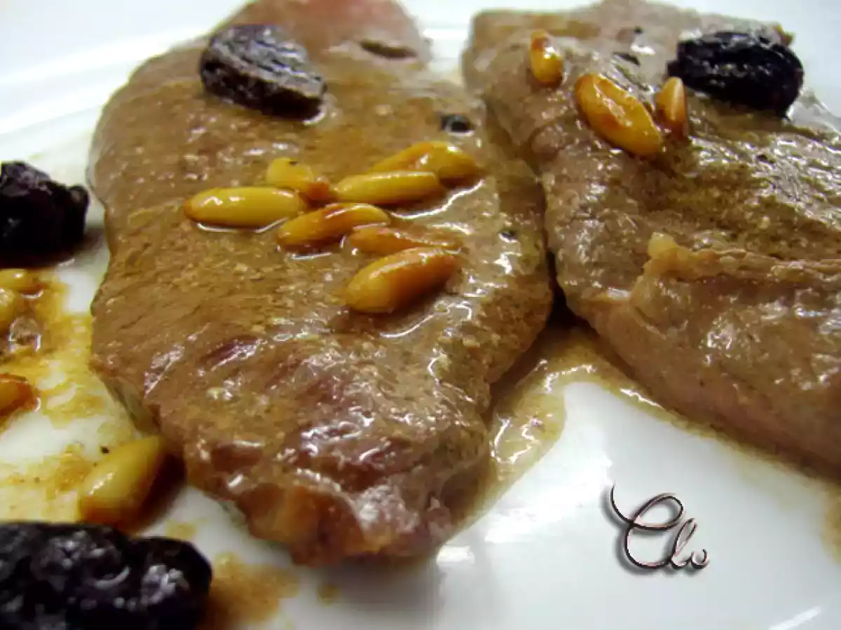 Filetes con salsa de piñones y pasas