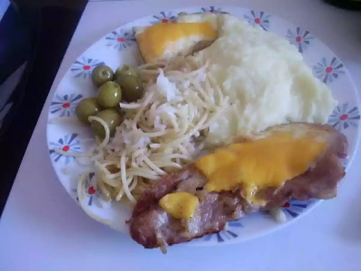 FILETES DE CERDO CON CEBOLLA Y MAYONESA