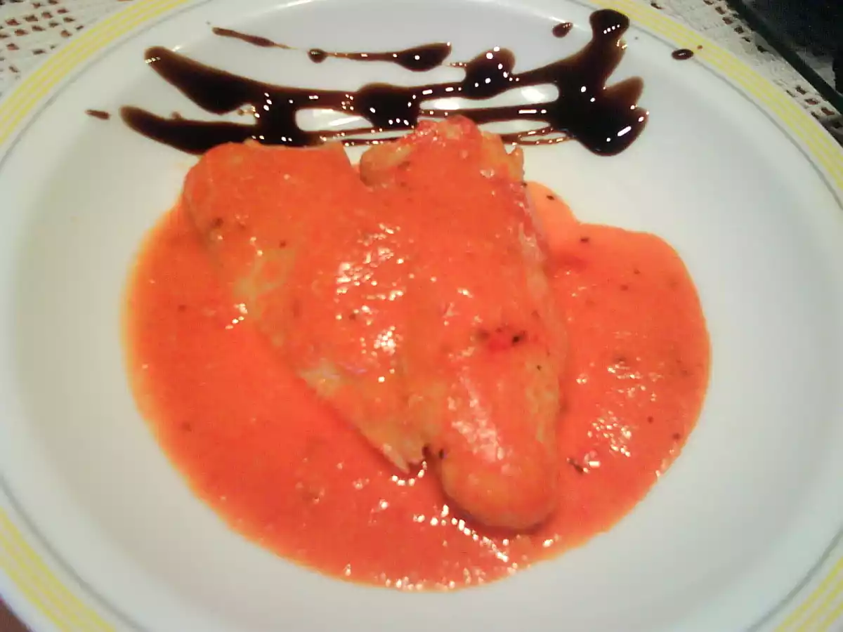 Filetes de Merluza con salsa de piquillo