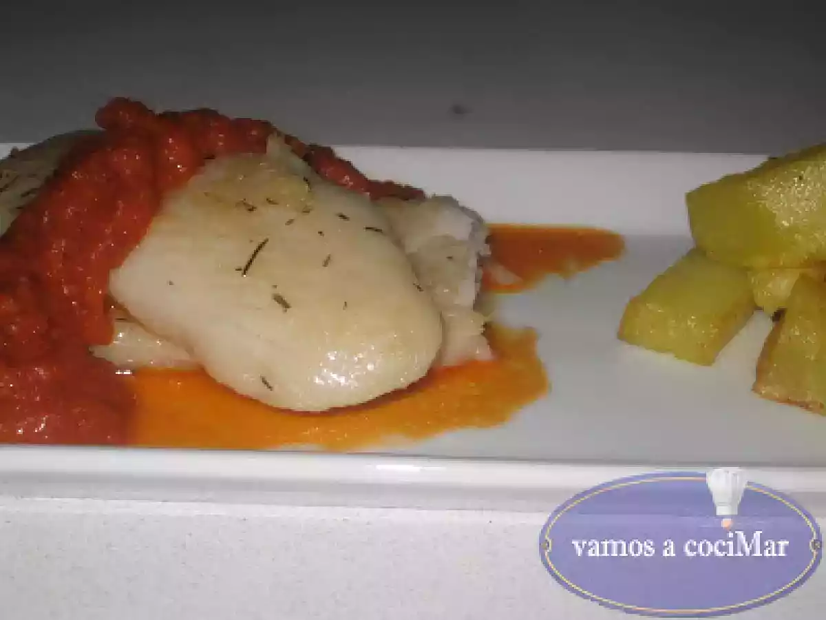 Filetes de pescado con salsa de tomate y champiñones