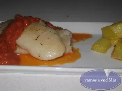 Filetes de pescado con salsa de tomate y champiñones