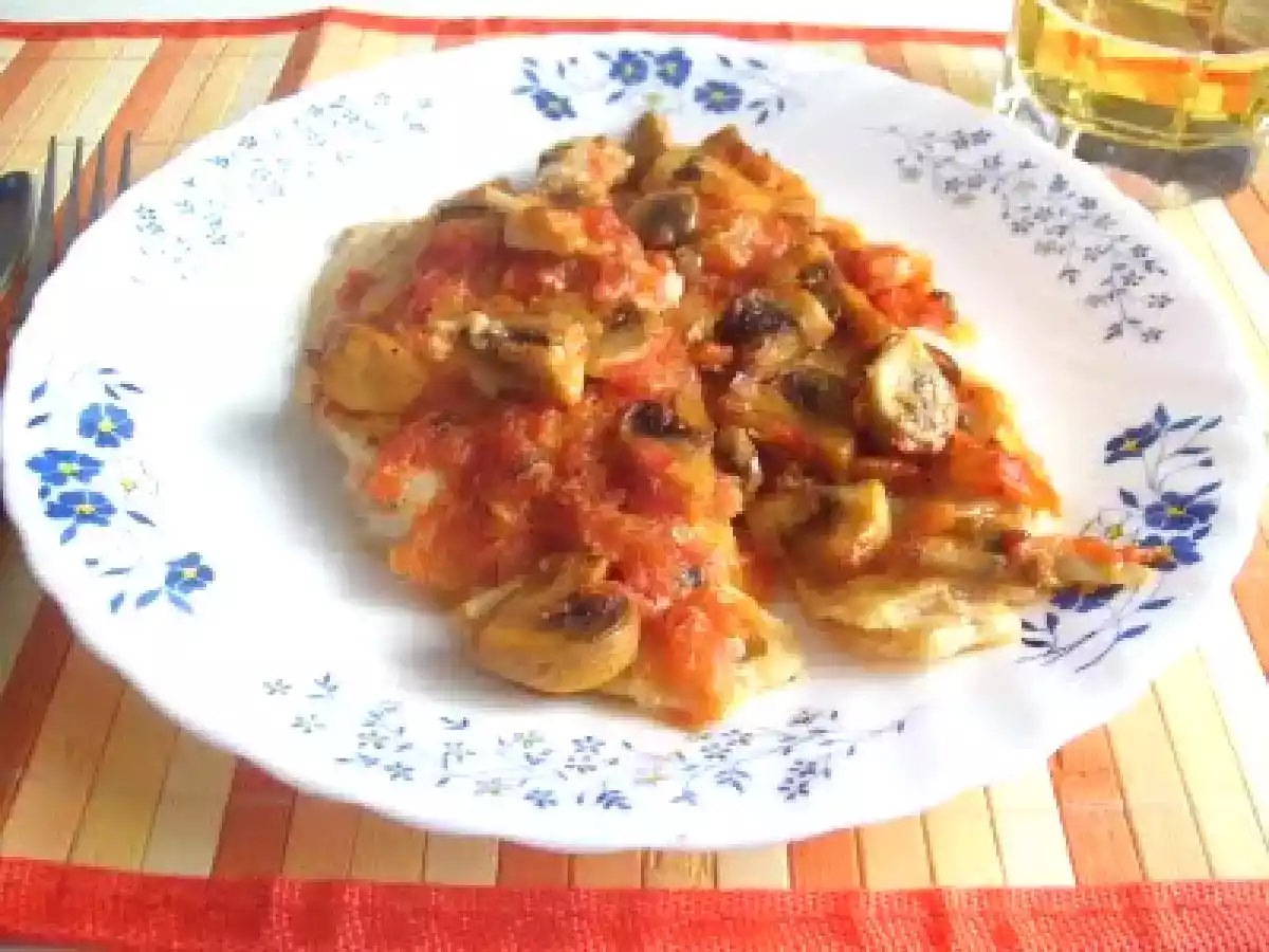 FILETES DE PESCADO CON TOMATE Y CHAMPIÑONES