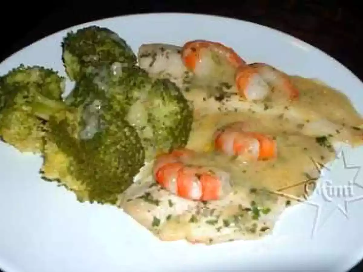 Filetes de Pescado y Langostinos en Salsa de Mantequilla y Mosta