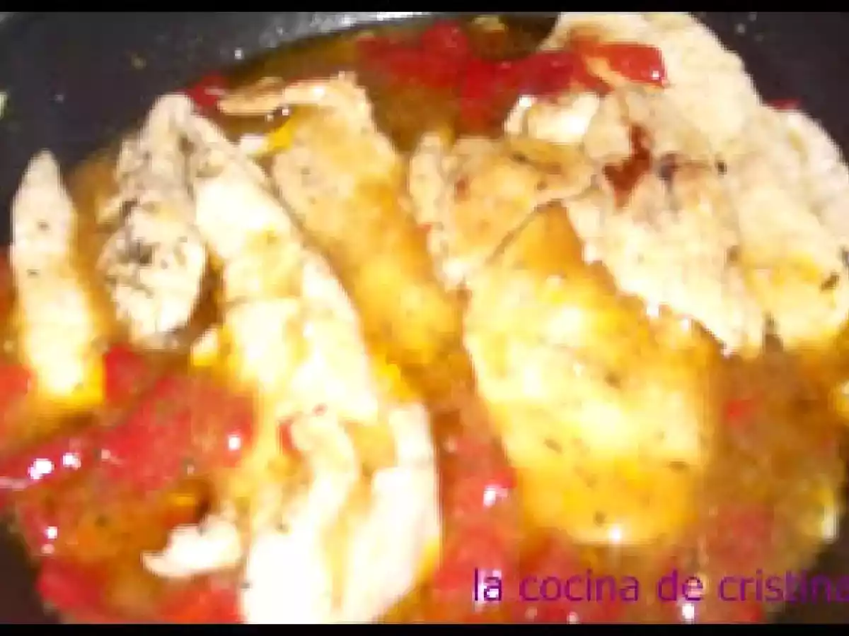 FILETES DE POLLO A LA CAZUELA CON PIMIENTOS DEL PIQUILLO - foto 2