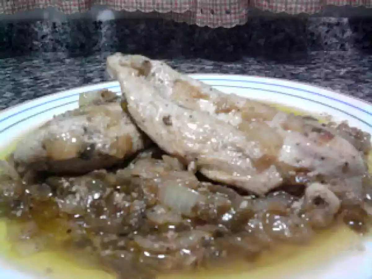 FILETES DE POLLO EN LECHO DE CEBOLLA Y PIMIENTO AL VINO BLANCO