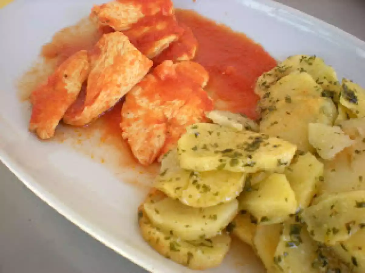 Filetes de pollo en tomate con coliflor o patatas al limón