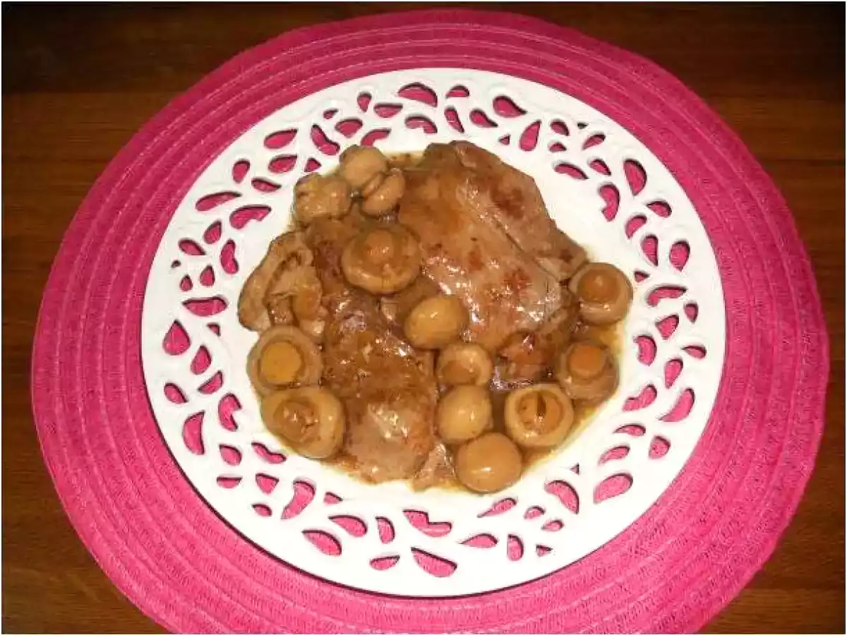 FILETES DE TERNERA EN SALSA CON CHAMPIÑONES