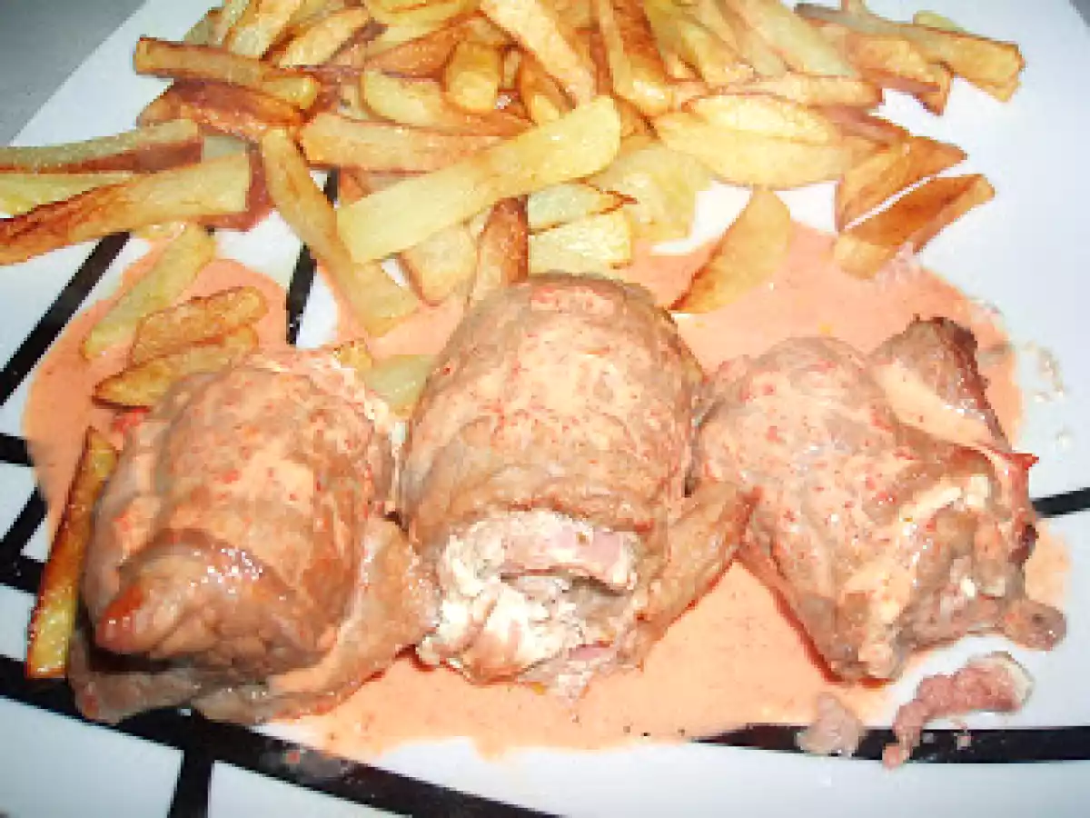 Filetes de ternera rellenos al horno en salsa de pimientos