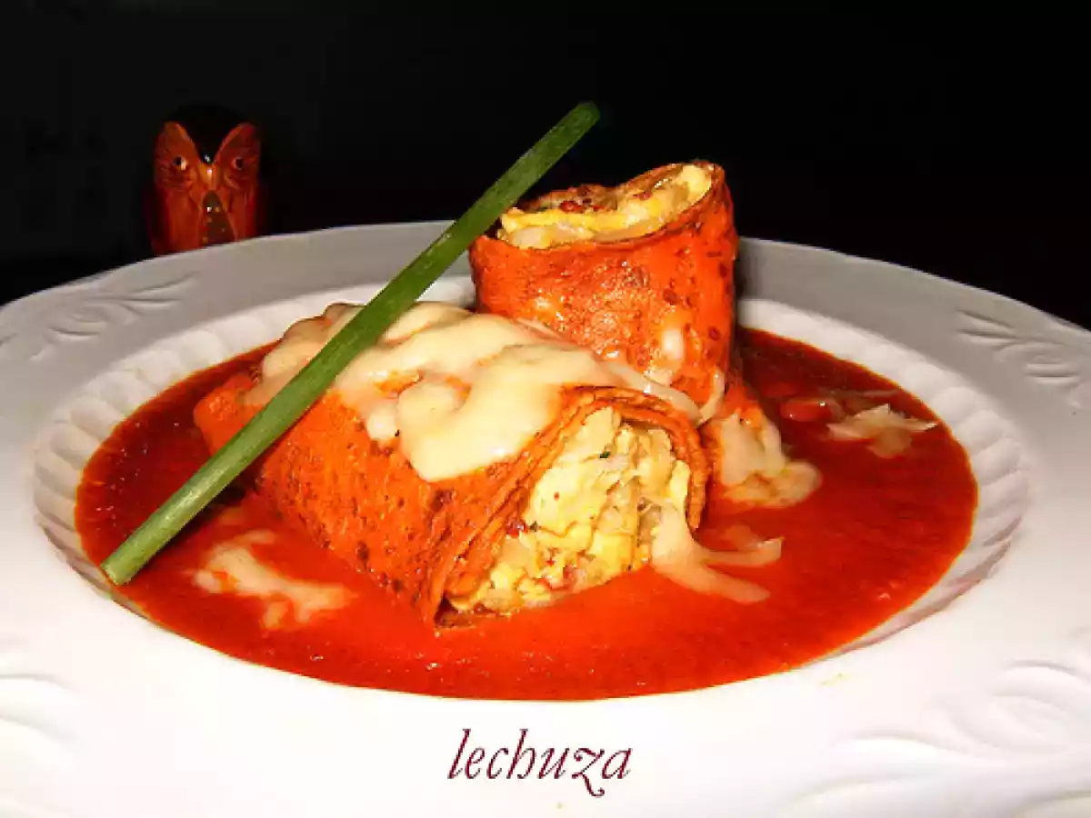 Filloas rojas (de piquillo) rellenas de bacalao