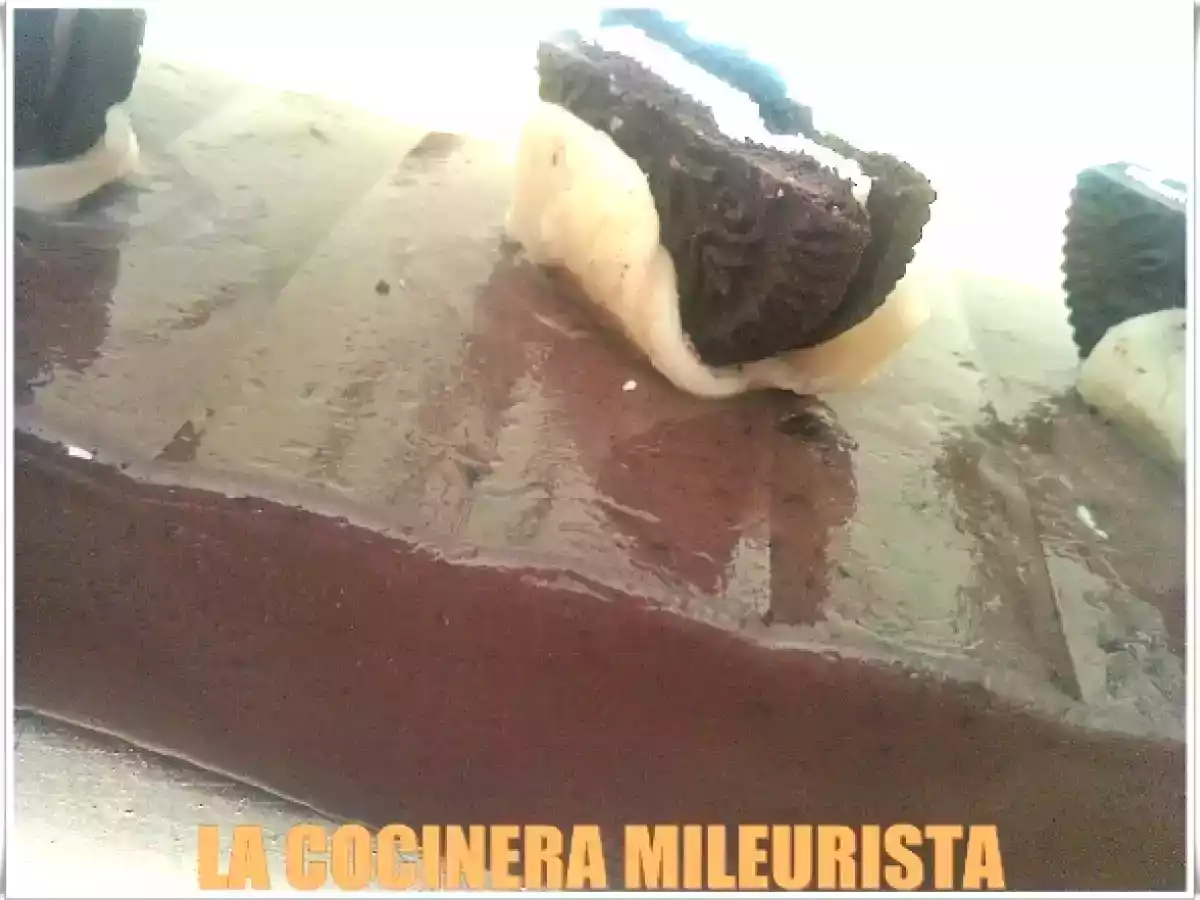 Flan de Chocolate Blanco y Negro con Oreos sin Huevos