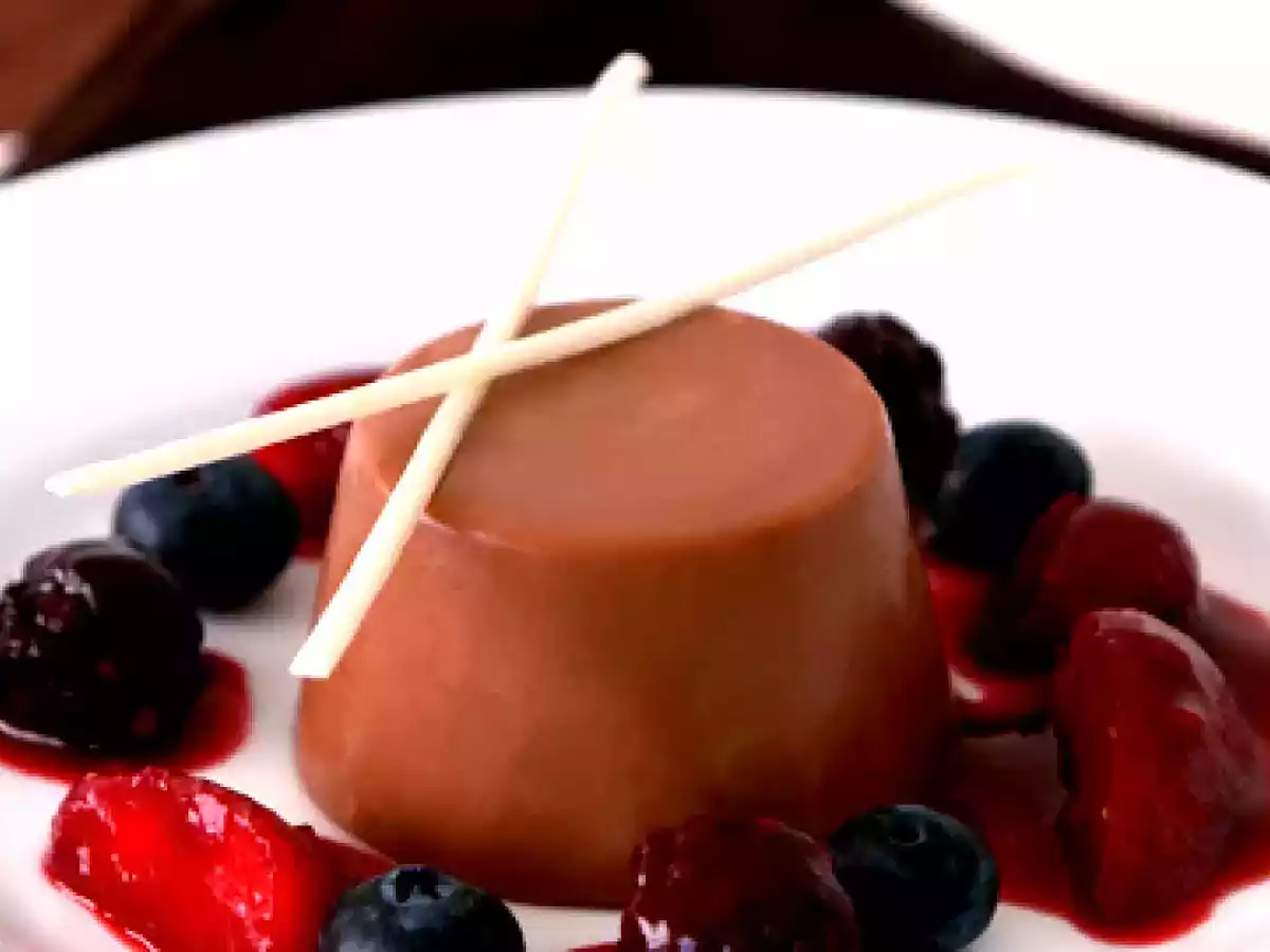 Flan de chocolate con frutos rojos