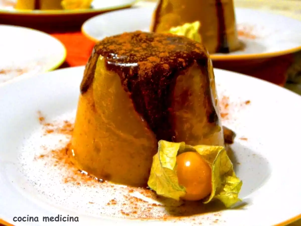 Flan de mango, macadamia y physalis con cobertura de chocolate negro