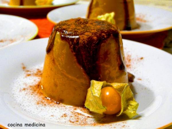 Flan de mango, macadamia y physalis con cobertura de chocolate negro