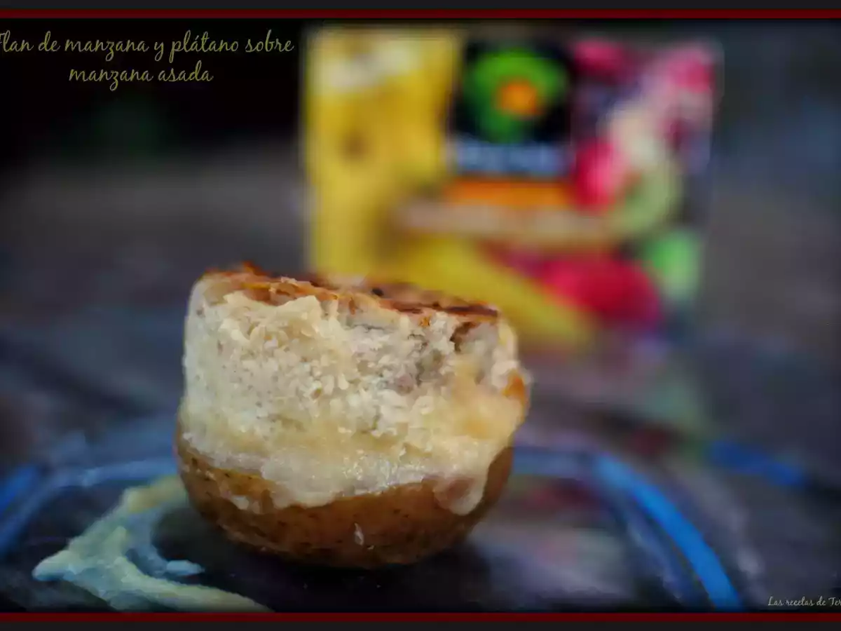 Flan de manzana y plátano sobre manzana asada