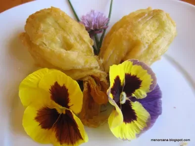 Flores de calabacín rellenas en tempura