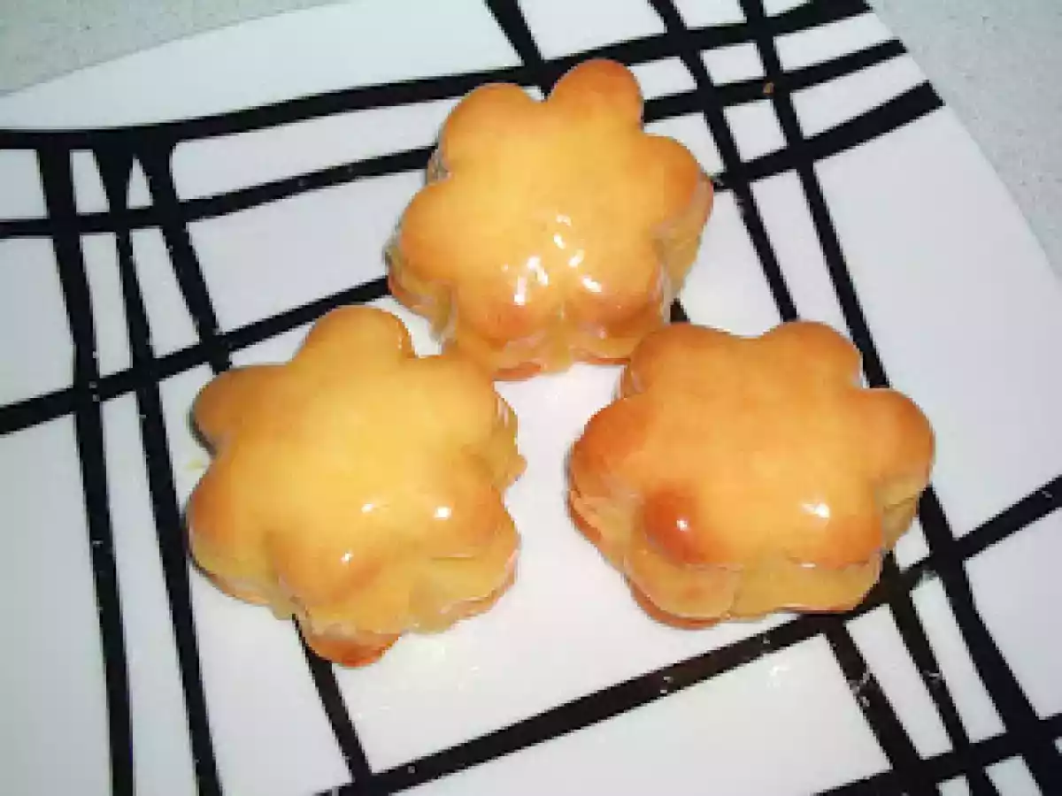 Flores de hojaldre con covertura de chocolate blanco