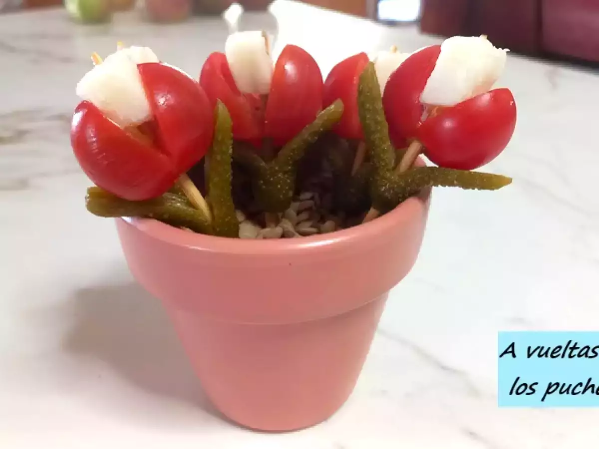 Flores de tomate, queso y pepinillo