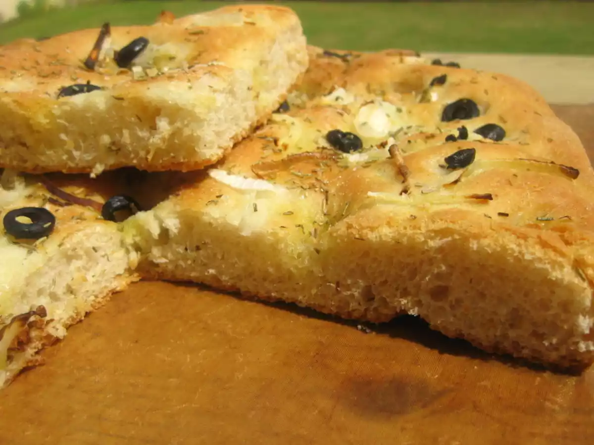 Focaccia con cebolla, romero y aceitunas negras ( con y sin Thermomix)