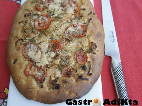 Focaccia de cebolla caramelizada, tomate y romero - Círculo salado Whole Kitchen