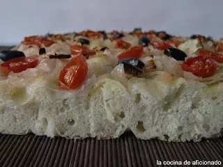 Focaccia de cebolla, tomates cherry y aceitunas - Receta Petitchef