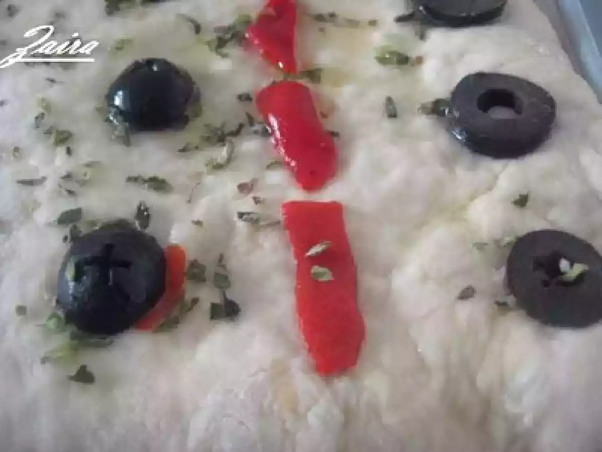 Focaccia de pimientos y aceitunas negras - foto 3