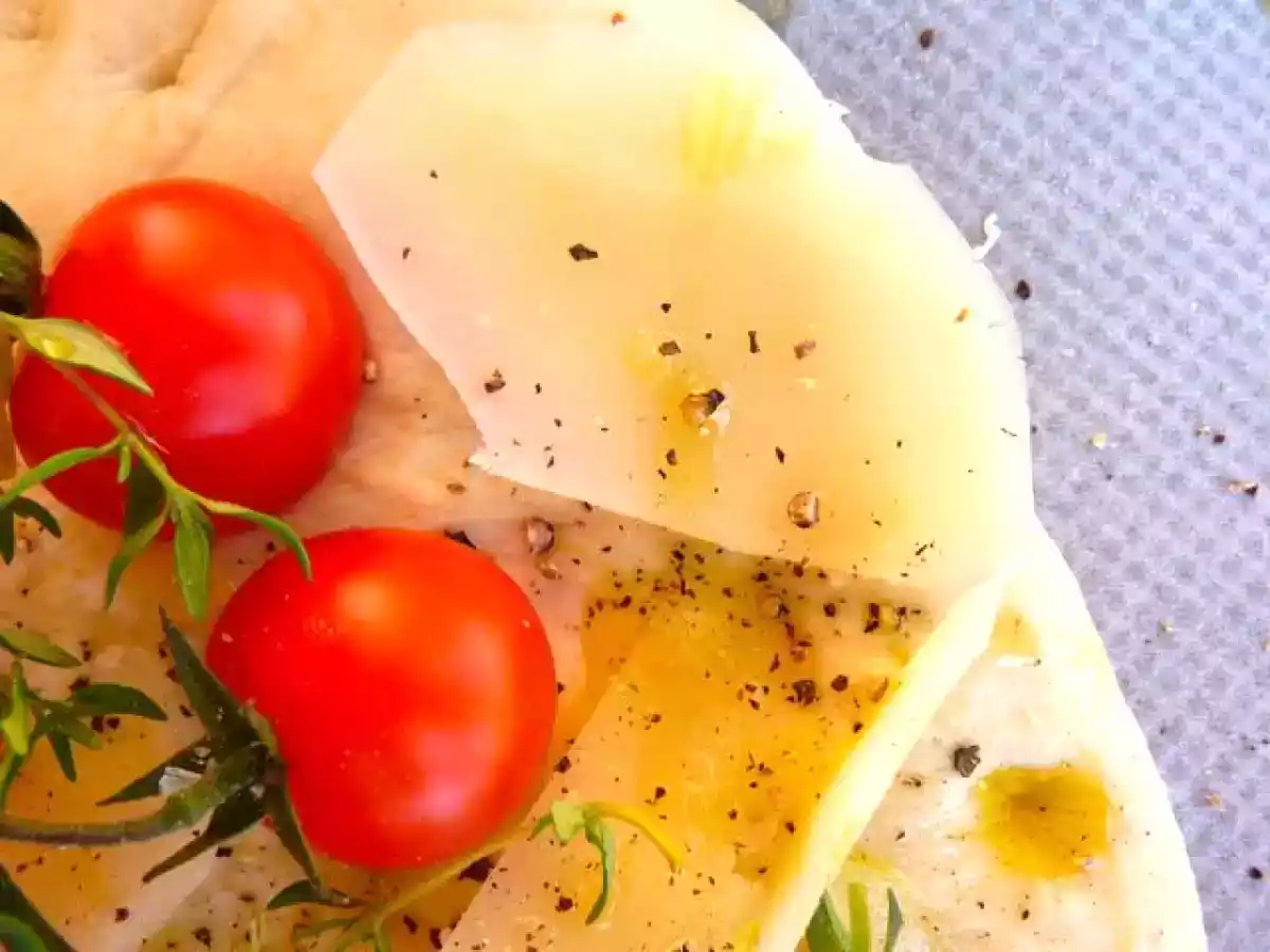 Focaccia de tomates cherry y queso manchego - foto 3