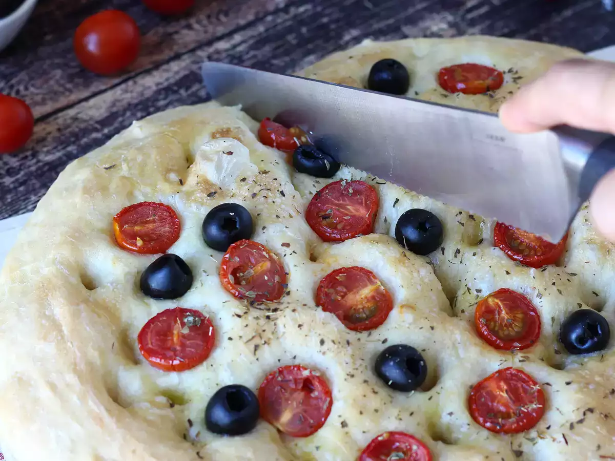 Focaccia esponjosa con tomates cherry, aceitunas y orégano - foto 2