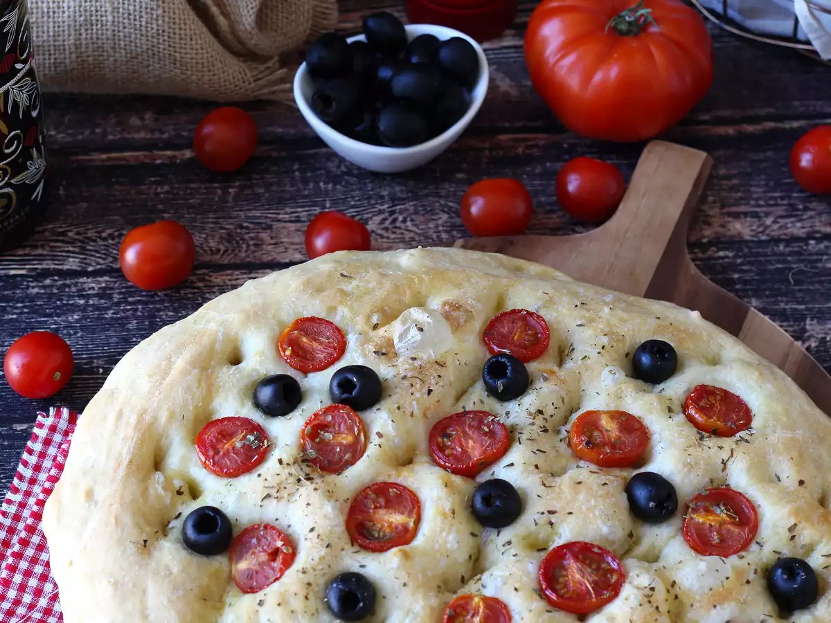 Focaccia esponjosa con tomates cherry, aceitunas y orégano - foto 3
