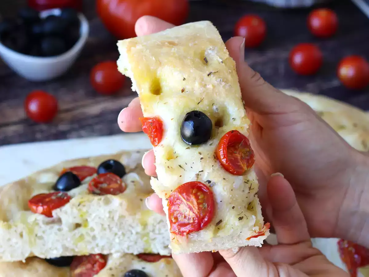Focaccia esponjosa con tomates cherry, aceitunas y orégano - foto 4
