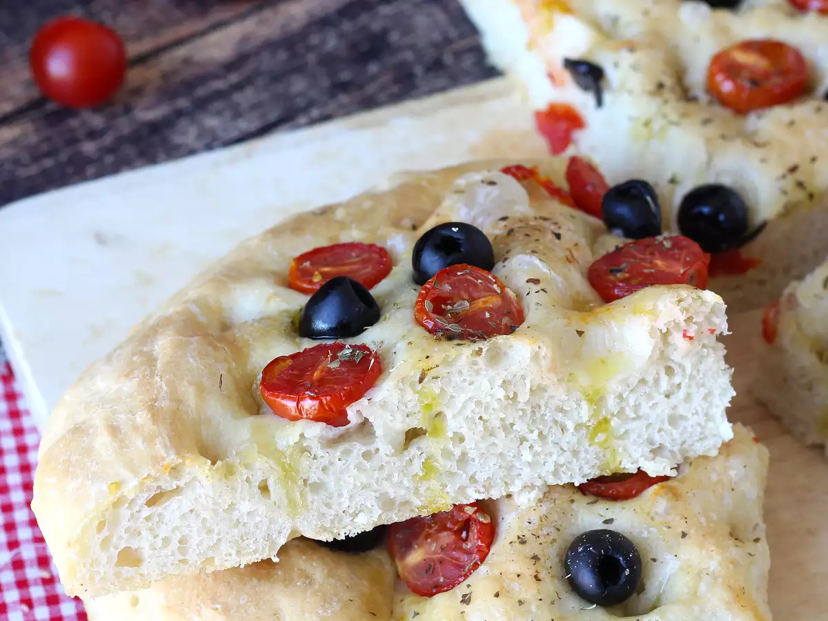 Focaccia esponjosa con tomates cherry, aceitunas y orégano - foto 5