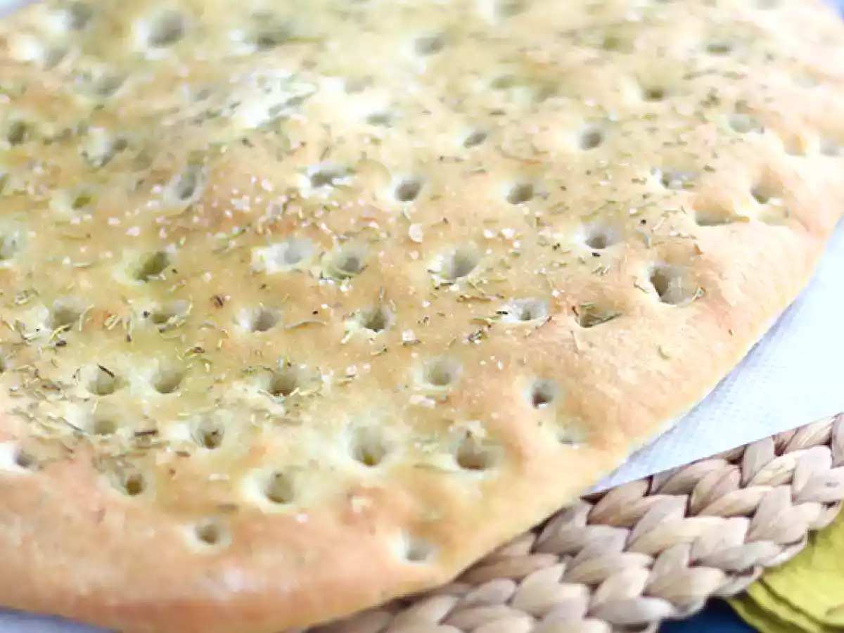 Focaccia, pan italiano con romero - foto 2