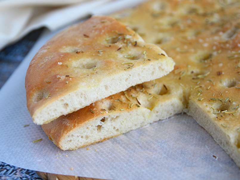 Focaccia, pan italiano con romero - foto 4
