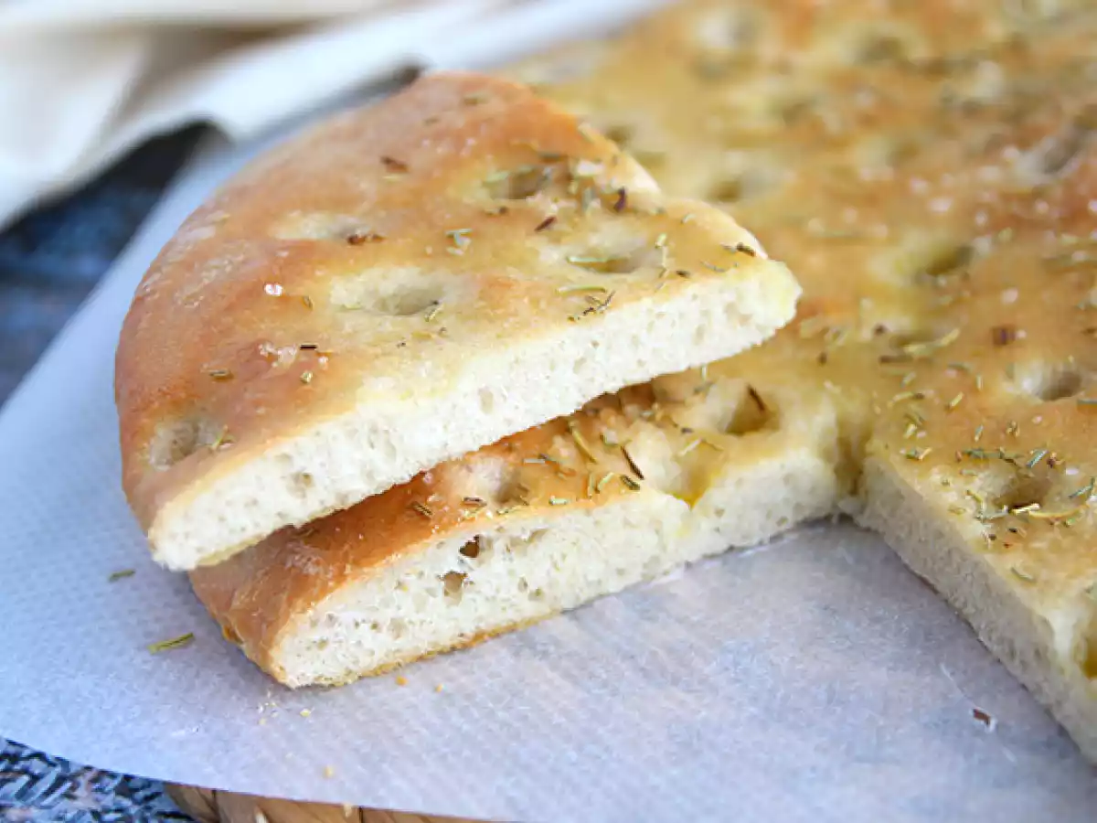 Focaccia, pan italiano con romero - foto 4