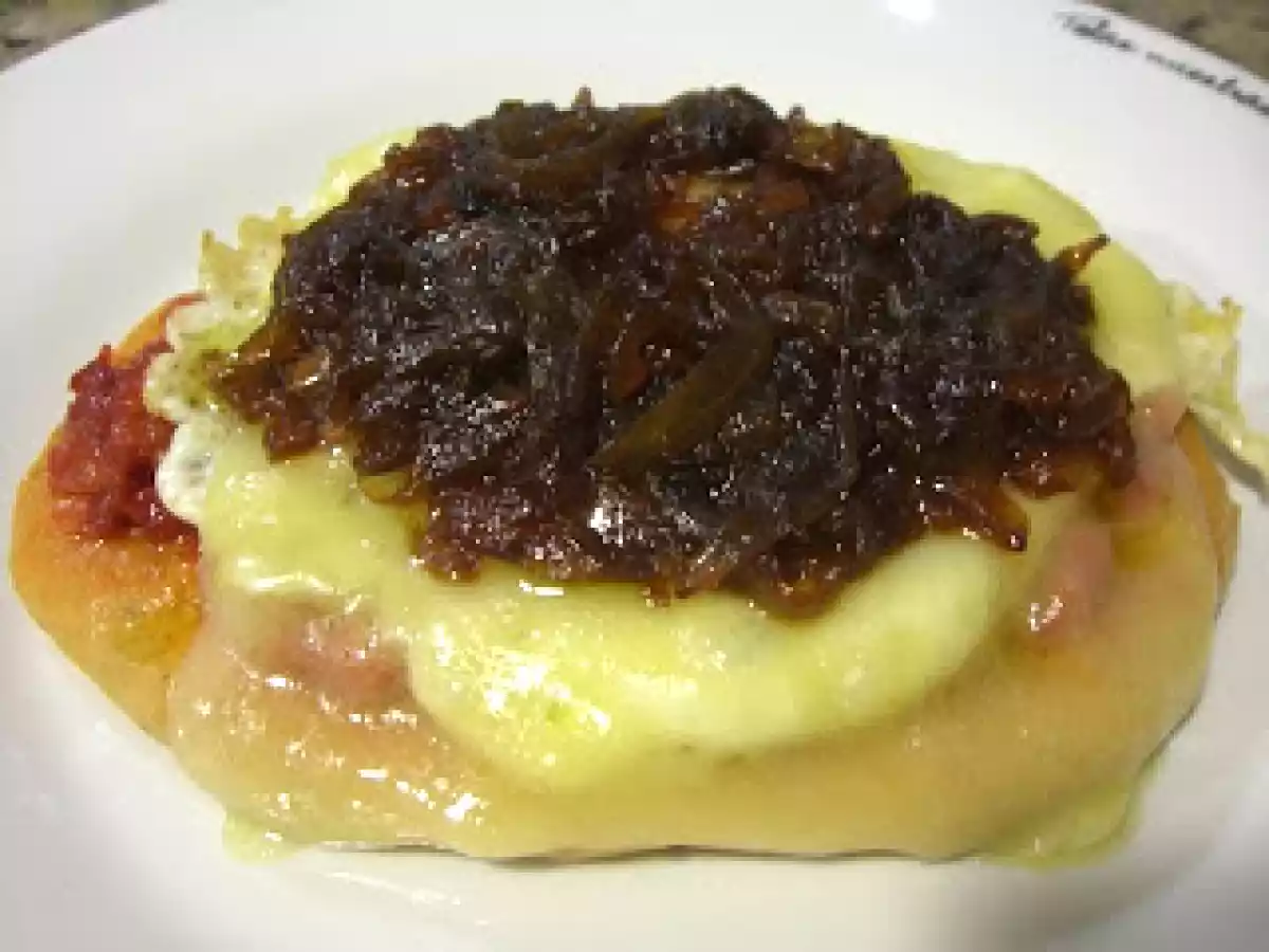 Focaccia prohibida a las hierbas provenzales con topping de cebolla caramelizada al oporto