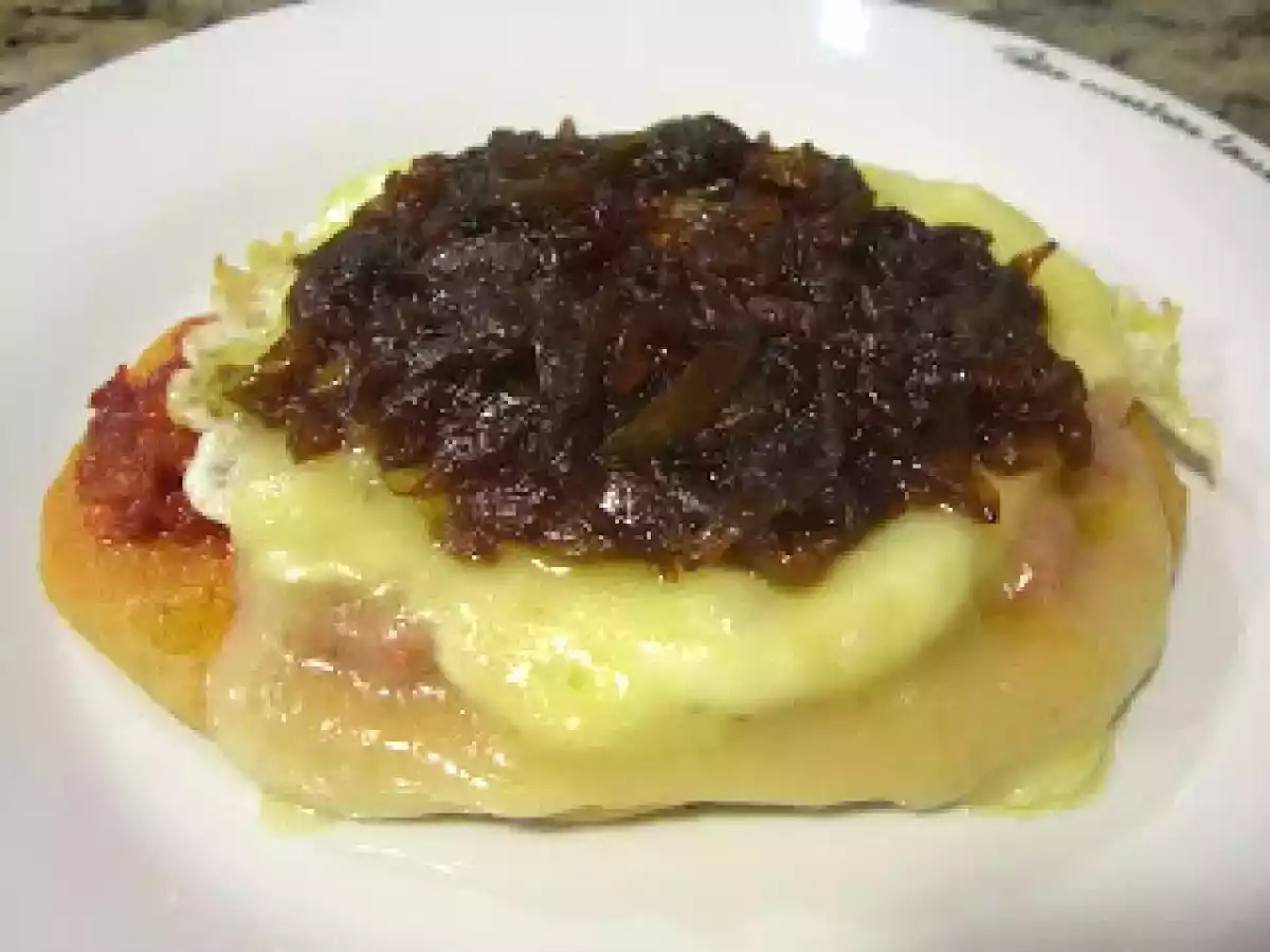 Focaccia prohibida a las hierbas provenzales con topping de cebolla caramelizada al oporto - foto 2