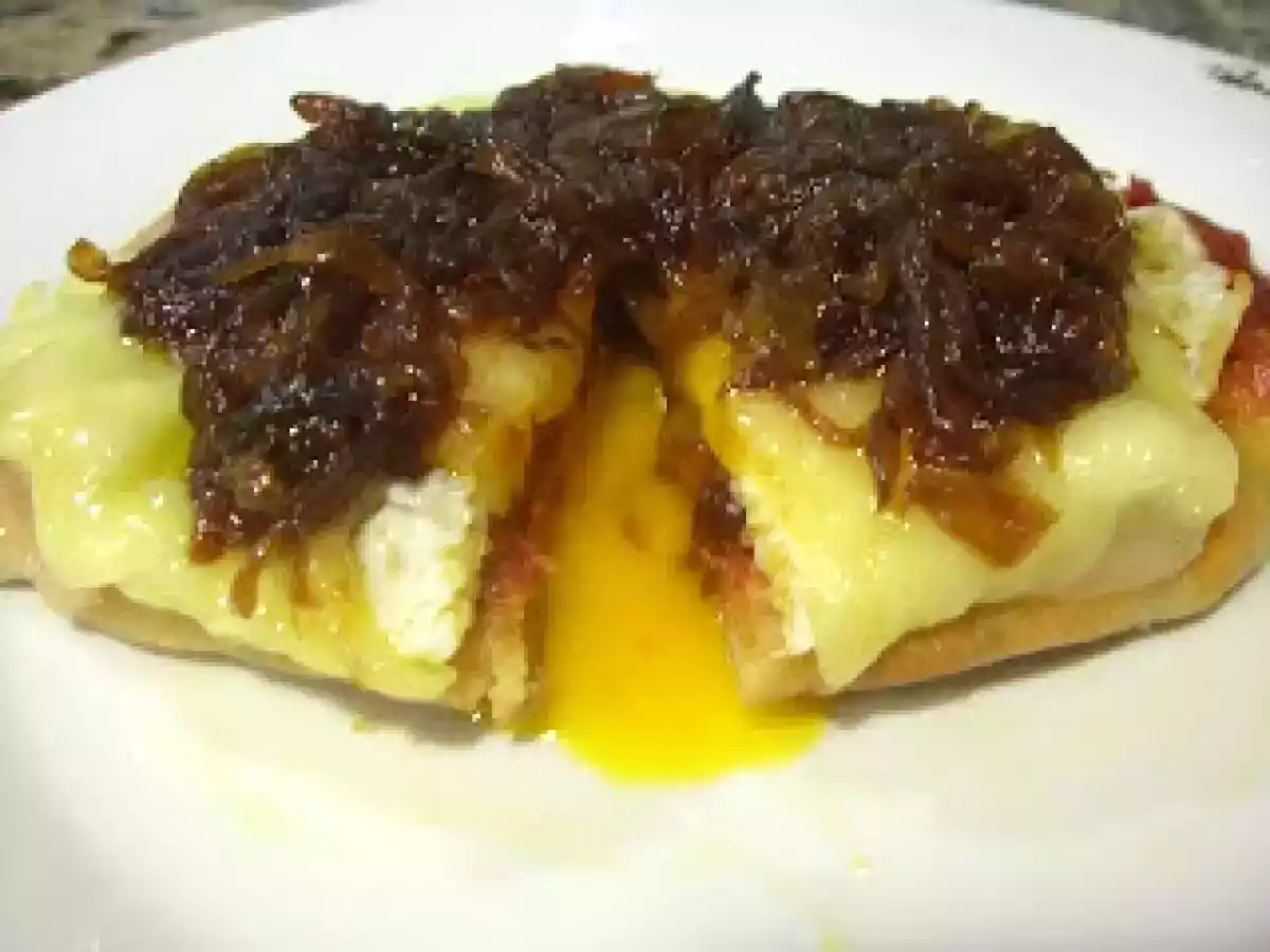 Focaccia prohibida a las hierbas provenzales con topping de cebolla caramelizada al oporto - foto 3