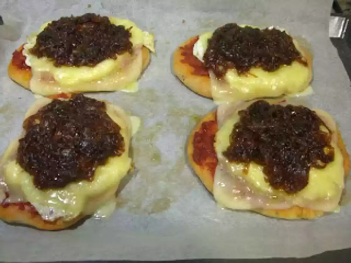 Focaccia prohibida a las hierbas provenzales con topping de cebolla caramelizada al oporto - foto 4