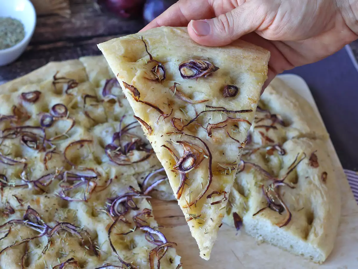 Focaccia rústica con cebolla y romero