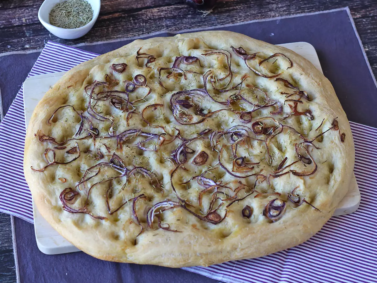 Focaccia rústica con cebolla y romero - foto 2