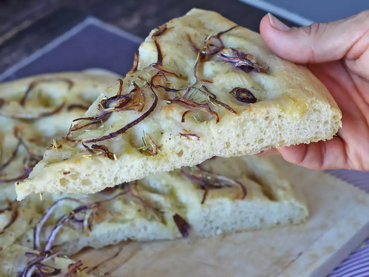 Focaccia rústica con cebolla y romero - foto 3