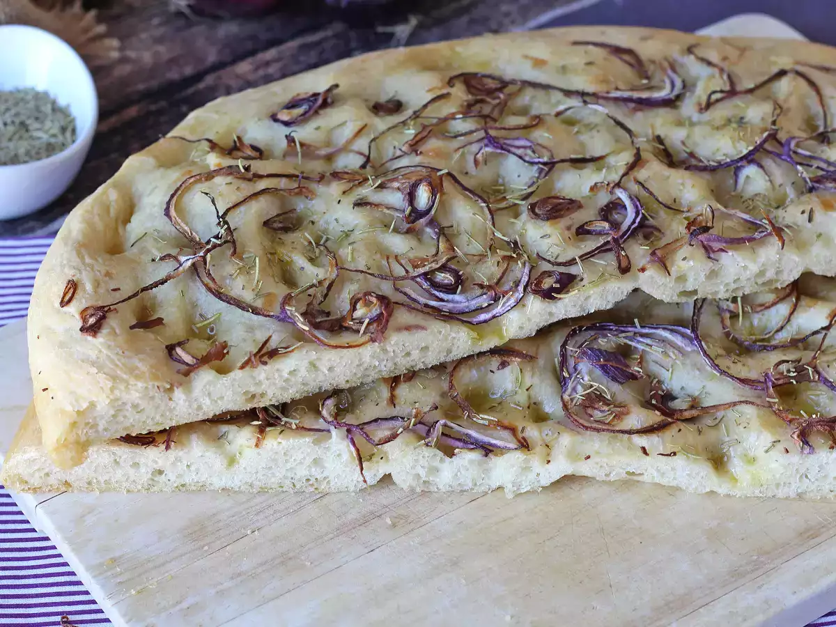 Focaccia rústica con cebolla y romero - foto 4