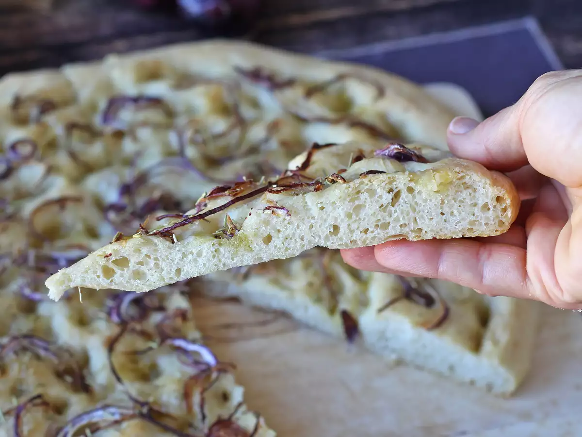 Focaccia rústica con cebolla y romero - foto 5