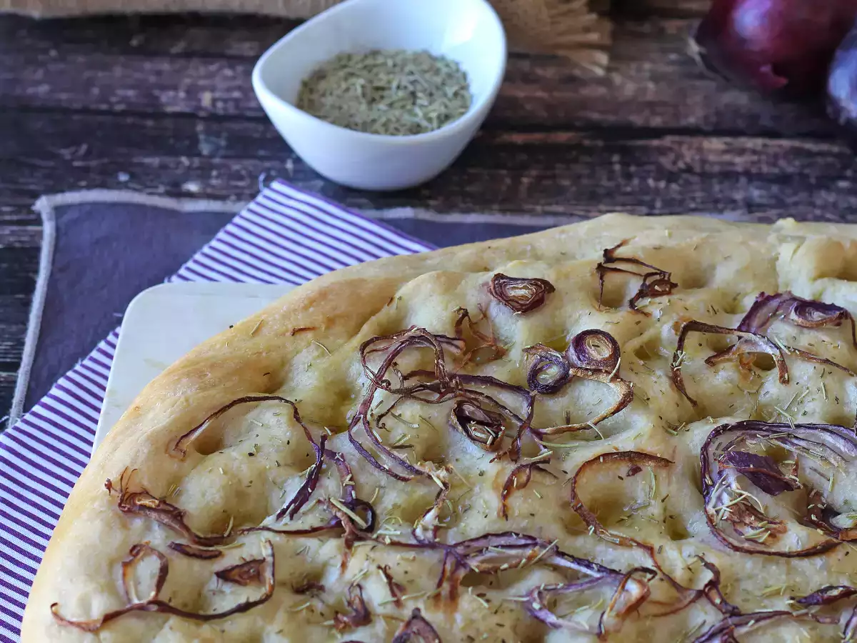 Focaccia rústica con cebolla y romero - foto 6
