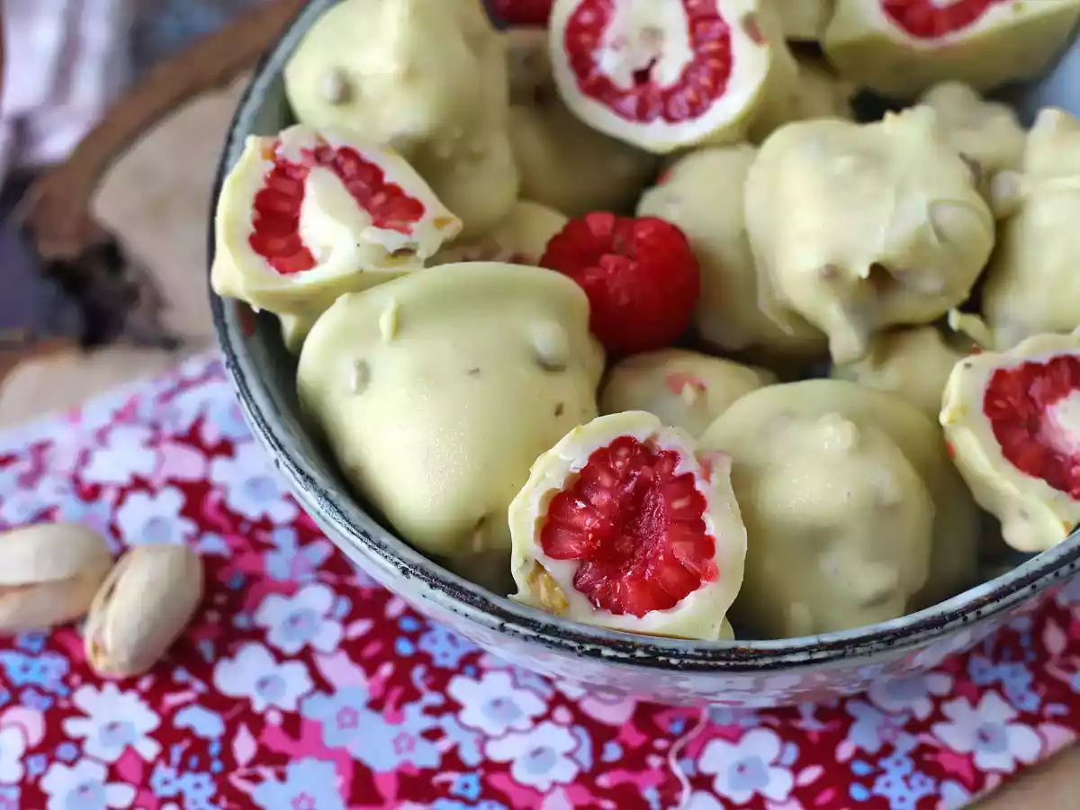 Franui de frambuesa con chocolate blanco y pistacho, imposible comerse solo uno - foto 3
