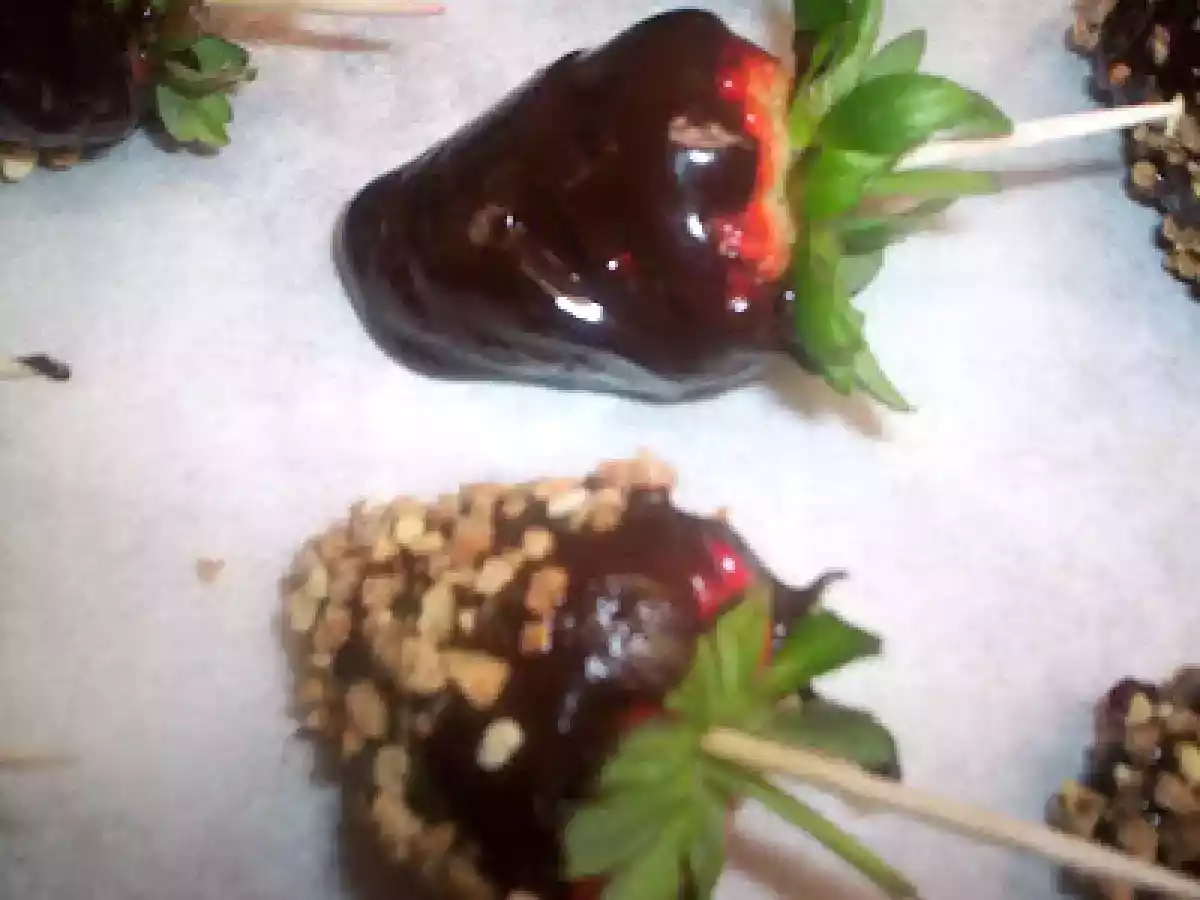 FRESAS CON CHOCOLATE Y ALMENDRA. - foto 2