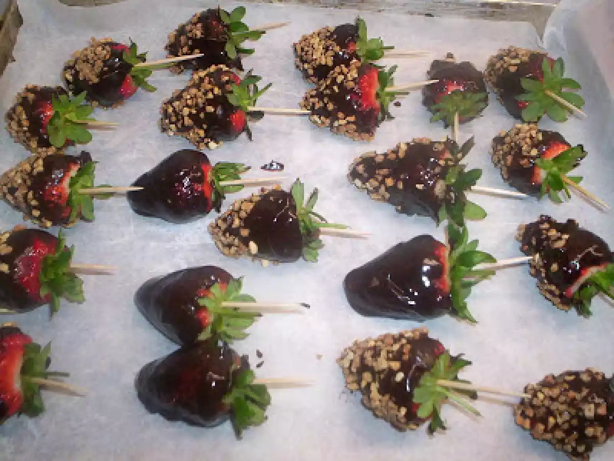 FRESAS CON CHOCOLATE Y ALMENDRA. - foto 3
