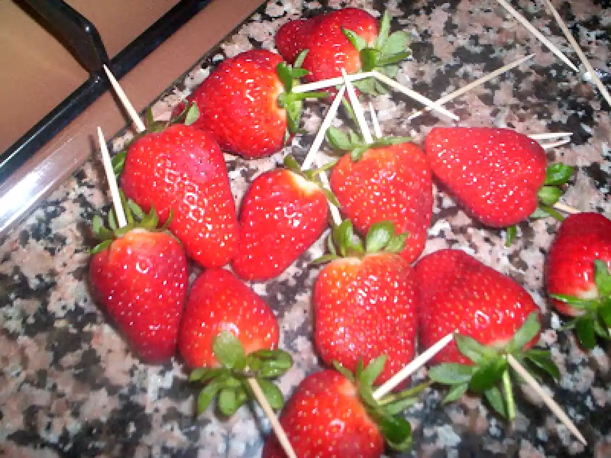 FRESAS CON CHOCOLATE Y ALMENDRA. - foto 6