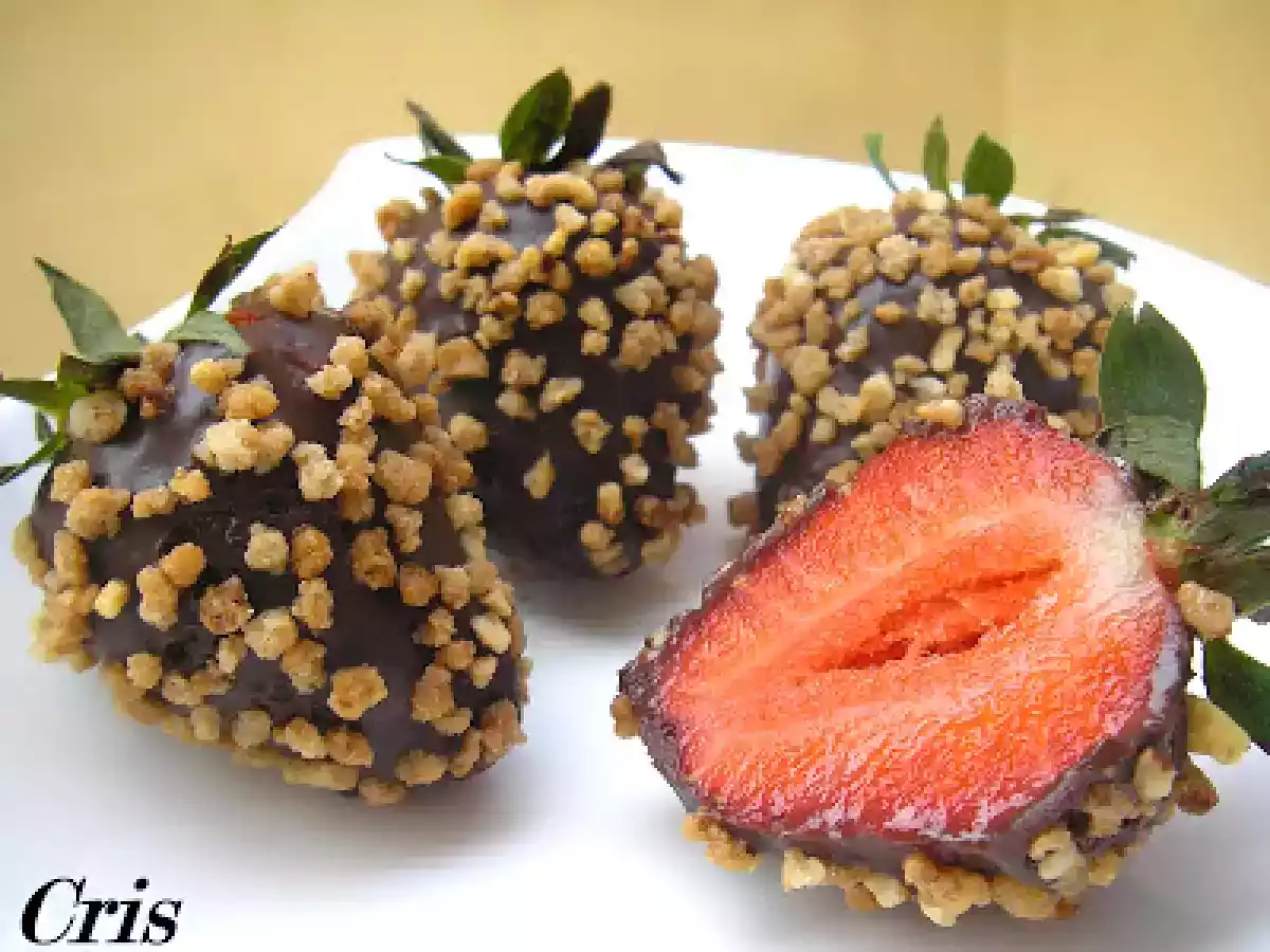 Fresas con chocolate y crujiente de almendras.