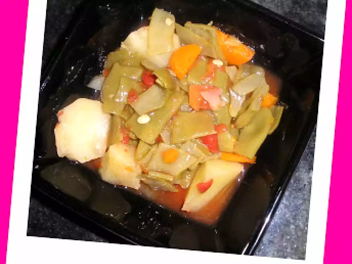 Frijoles con tomate, zanahoria y patata