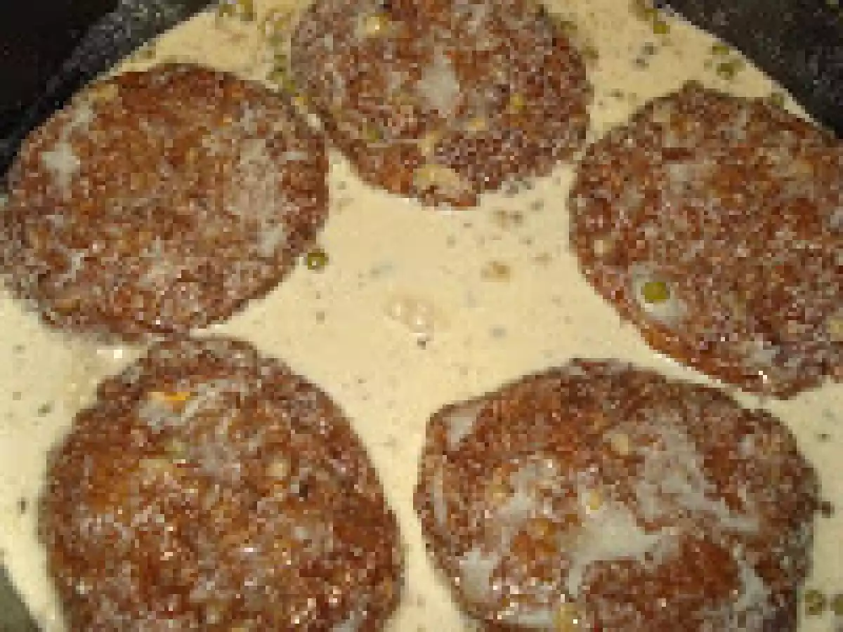 Frikadell en en salsa a la pimienta